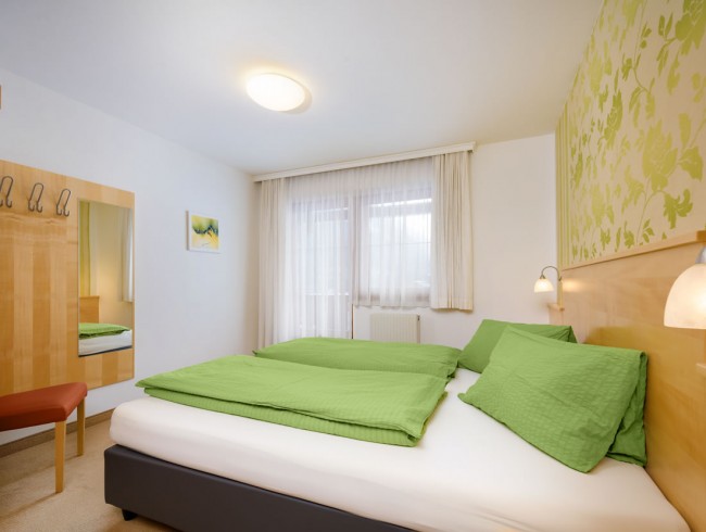 Doppelbett mit offenem Fußende