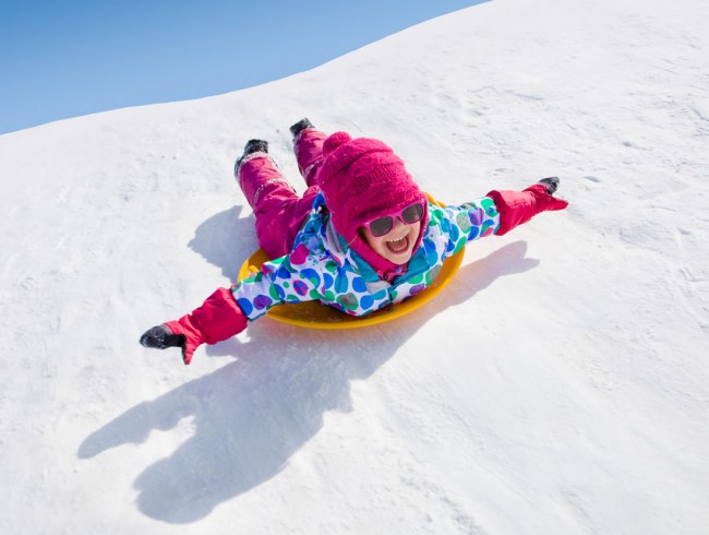 Schlittenfahren, Rodeln und Teller rutschen für Kinder
